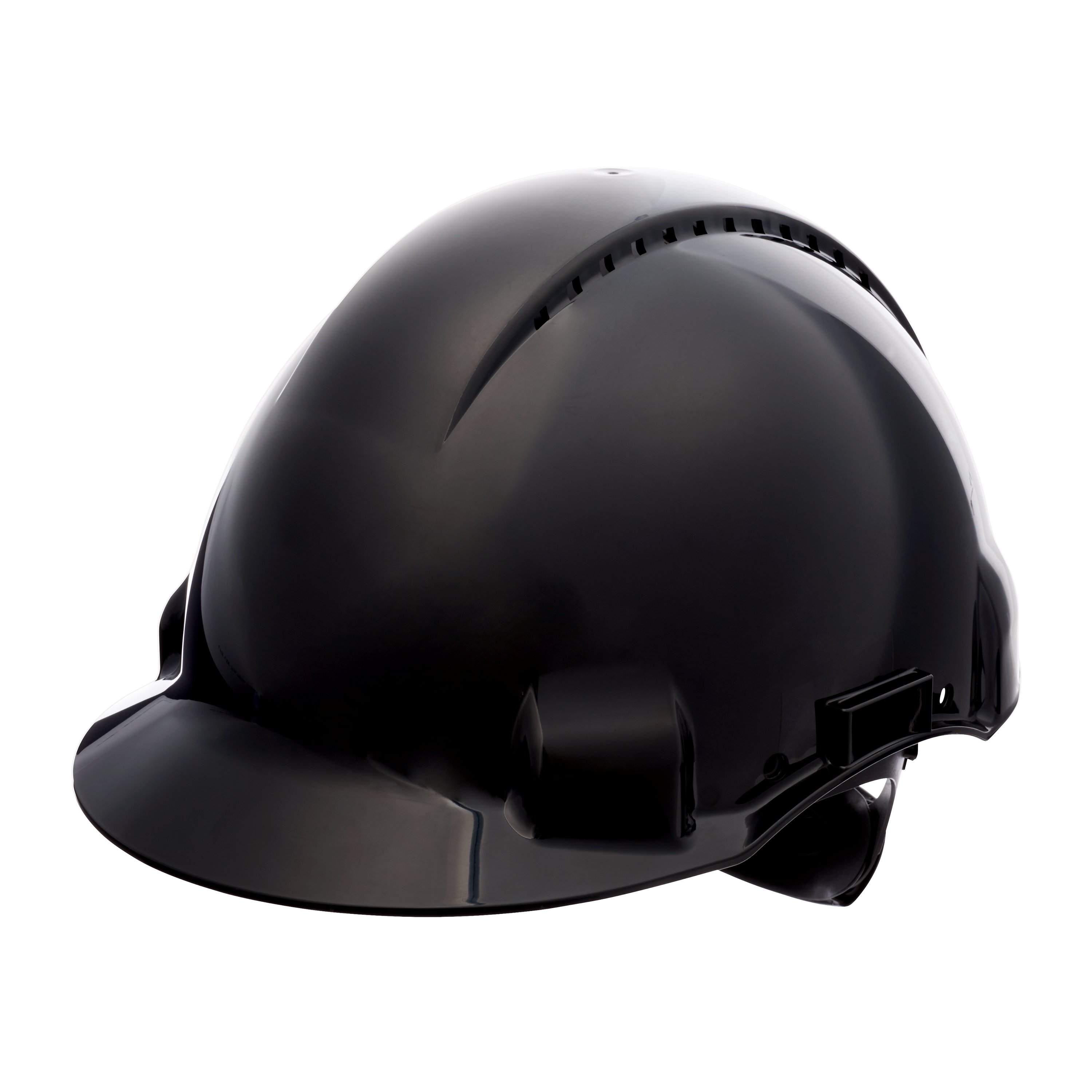 Casque de protection noir brillant à visière courte, légèrement incliné, sur fond blanc. Des fentes d'aération sur le dessus assurent une bonne circulation de l'air. Conception robuste pour protéger la tête au travail.