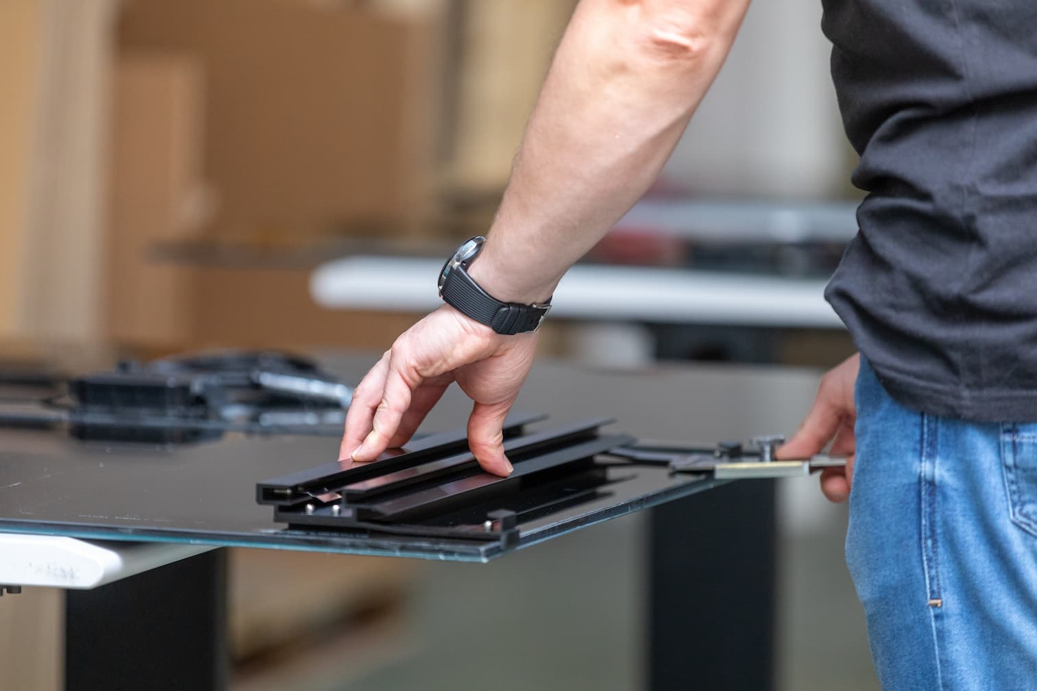 Handwerk Jemand bearbeitet ein Medium mit handwerklicher Geschicklichkeit