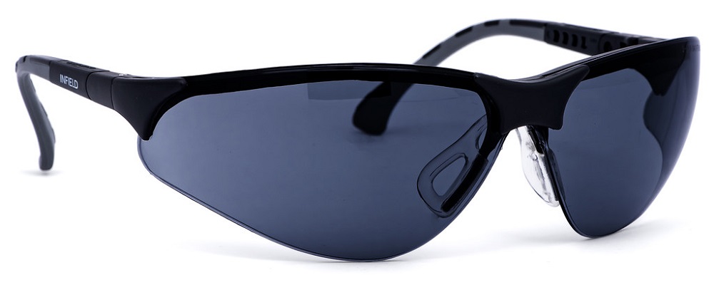 Schwarze, polarisierende Bügelbrille mit breiten, dunkelgrauen, stark getönten Gläsern. Terminator von Infield Safety ist kratzfest und reduziert Blendungen reflektierender Oberflächen, ideal für Arbeiten am Wasser und im Freien.