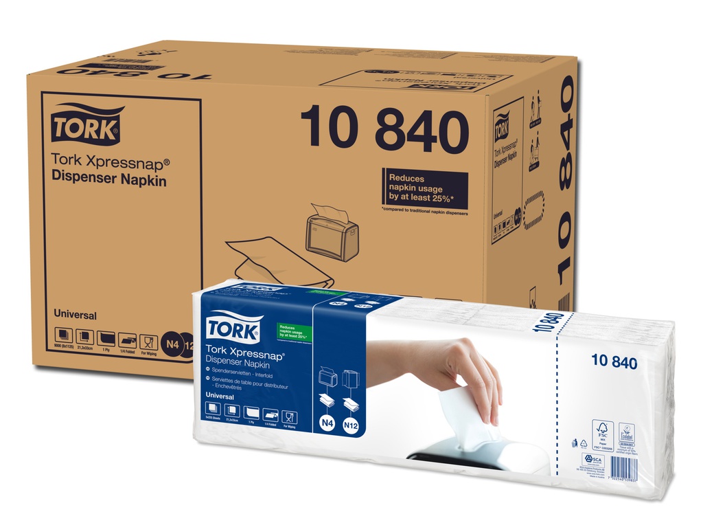 Braune Kartonbox mit Tork Xpressnap Logo und Nr. 10840 im Hintergrund. Vorn ein folienverpacktes Bündel weisser Tork Xpressnap Spenderservietten N4 mit blauer Beschriftung; Hand zieht Serviette aus Spender.