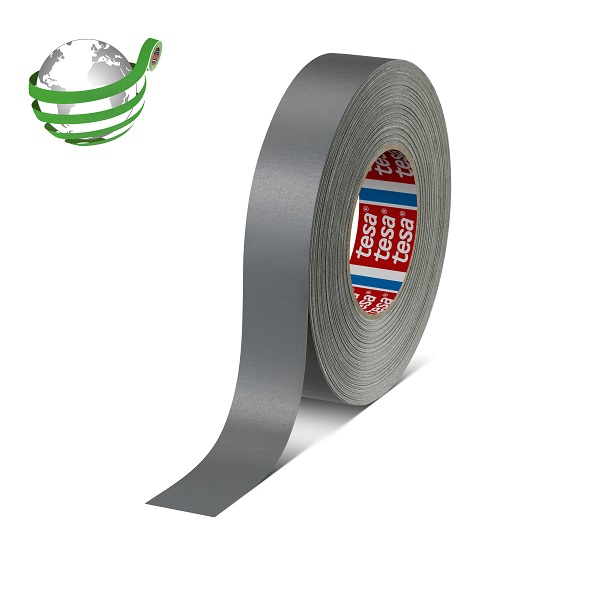 Eine Rolle graues tesa Klebeband steht auf einer weißen Oberfläche. Ein Stück ist abgerollt und führt nach links unten. Der innere Kern zeigt das rote tesa-Logo. Oben links ist ein Icon mit Erdball, umwickelt von grünem Band.