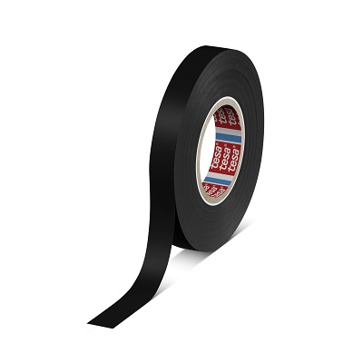 Eine Rolle schwarzes Tesa Isolierband steht aufrecht. Ein Ende des Bandes ist von der Rolle abgerollt und liegt schräg auf dem weißen Untergrund. Der Kern der Rolle zeigt wiederholt das rote und blaue tesa-Logo auf weißem Grund.