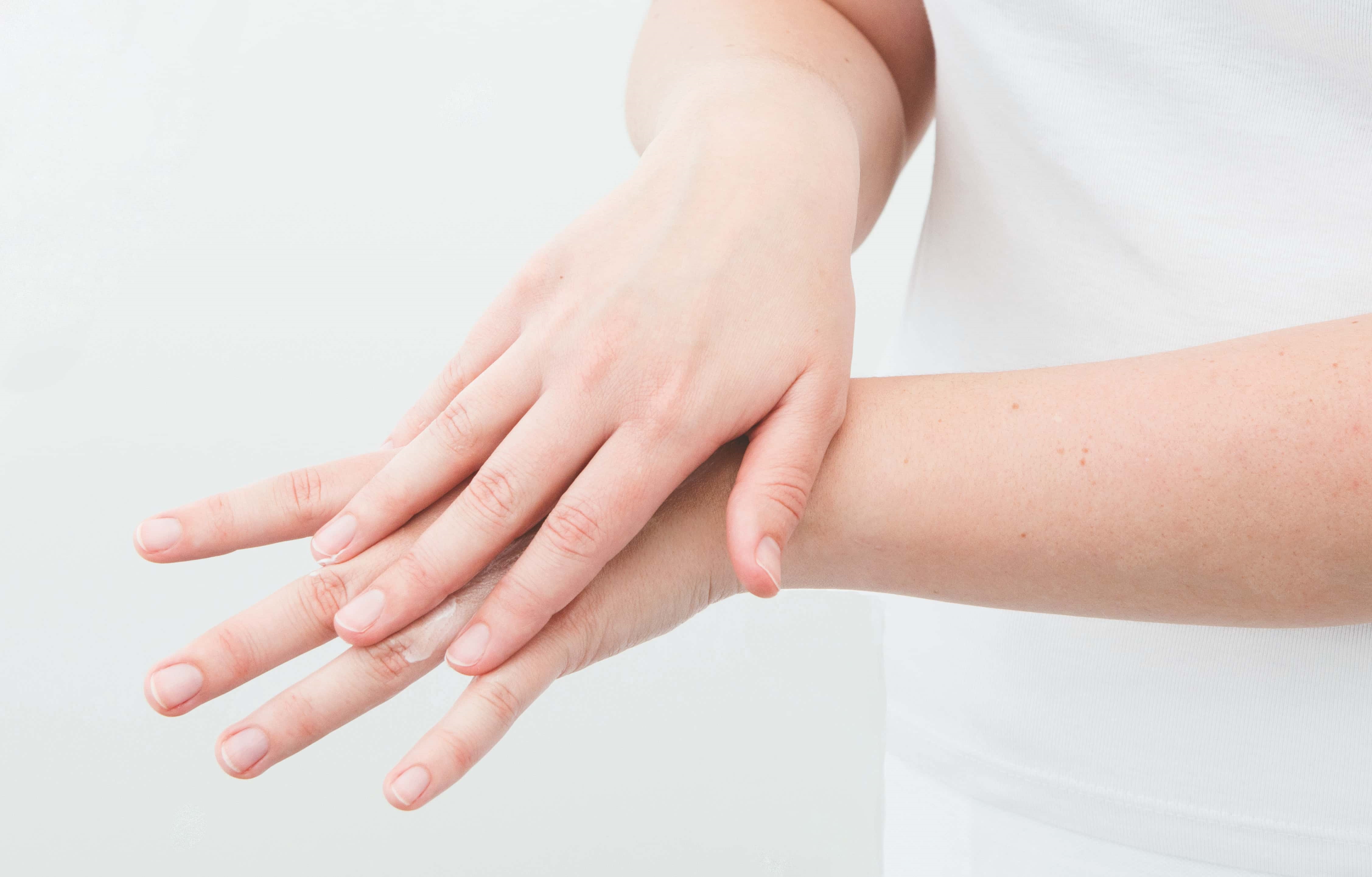 Hautpflege Hände streifen sich angenehm über einander. Offenbar ist die Haut sehr glatt und gepflegt.