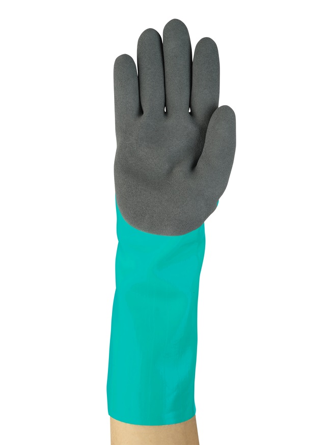 Eine einzelne Hand mit Schutzhandschuh bis zum Unterarm auf weißem Hintergrund. Handfläche und Finger sind dunkelgrau mit rauer, griffiger Textur. Der Teil am Handgelenk und Unterarm ist leuchtend türkisgrün.