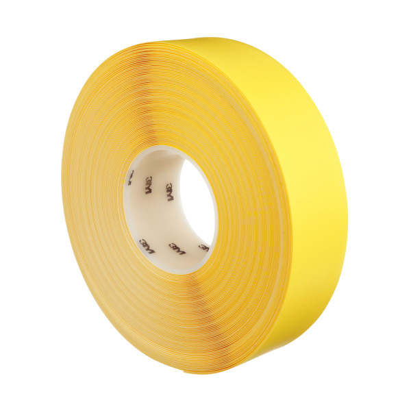 Eine Rolle hellgelbes Klebeband, eng gewickelt, mit glatter, undurchsichtiger Oberfläche. Sie steht leicht schräg, sodass Ober- und Seitenansicht sichtbar sind. Im weißen Rollenkern ist das 3M-Logo mehrfach zu erkennen.
