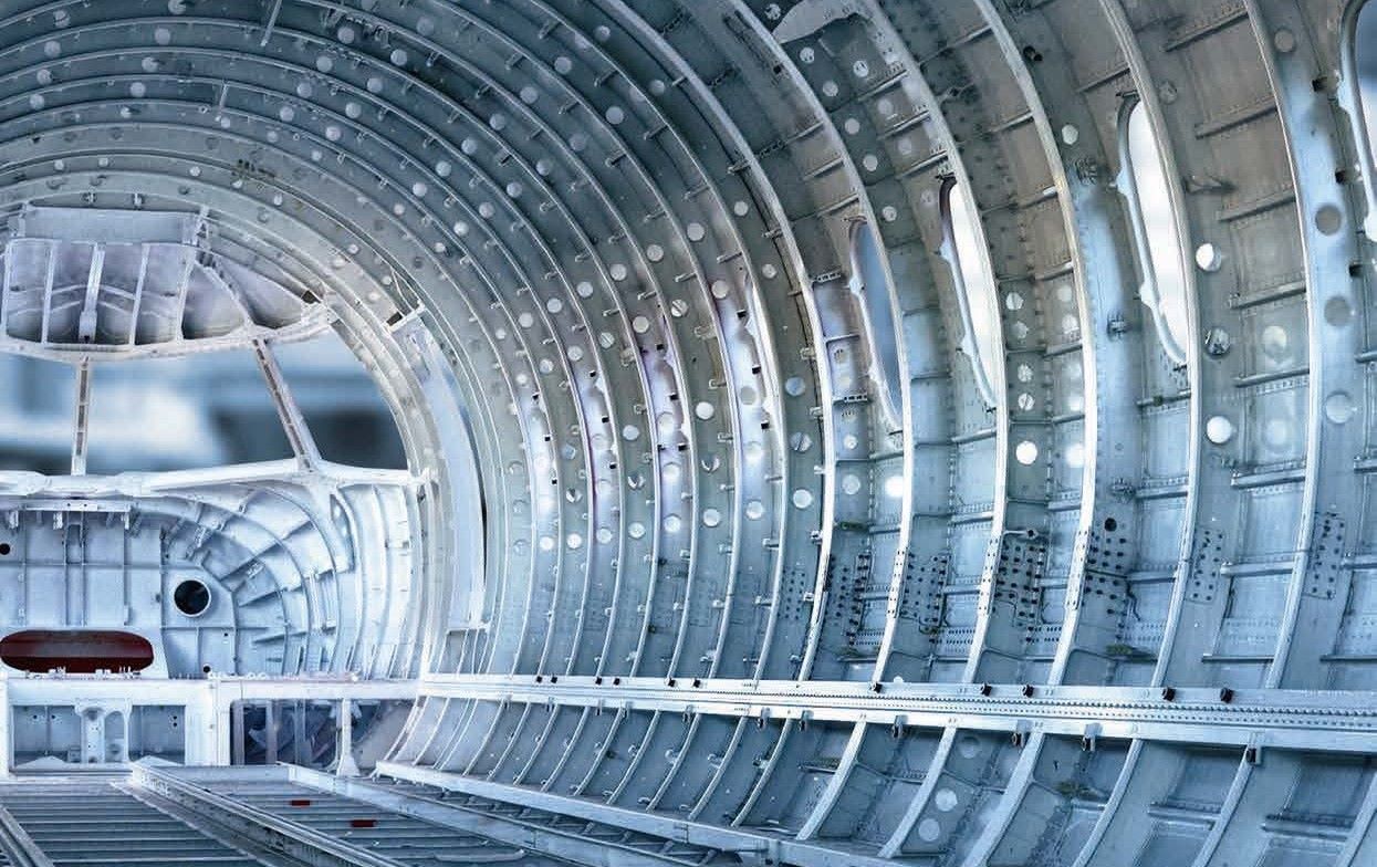 Luft und Raumfahrt Zulieferer abadis AG ist zudem Luft und Raumfahrt Zulieferer, zu sehen ist eine grosser, röhrenförmige Lagerhalle wie sie in der Raumfahrttechnik zu sehen ist.