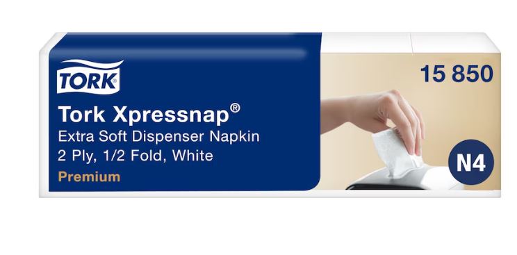 Eine Packung Tork Xpressnap Extra Soft weisse Spenderservietten, System N4. Auf dem blauen Etikett das Tork-Logo und Produktname. Rechts zieht eine Hand eine einzelne, zweilagige Serviette aus dem Spender. Artikelnummer 15 850.