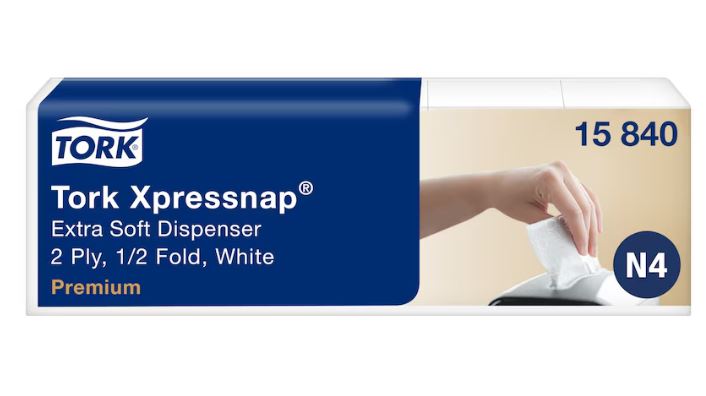 Tork Xpressnap Extra Soft Spenderservietten N4 Packung. Links blau mit Produktnamen, "2 Ply, 1/2 Fold, White, Premium". Rechts zieht eine Hand eine weiße 2-lagige Serviette aus dem Spender. Art.-Nr. 15 840, N4-Logo sichtbar.